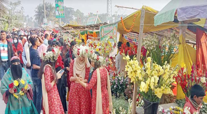 ফুলের রাজ্যে উৎসবে মেতেছেন দর্শনার্থীরা